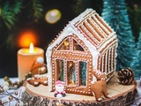 Maison en pain d'épices vitrée et illuminée : de la magie pour Noël
