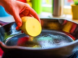 Astuce incroyable : utiliser une pomme de terre pour dégraisser une poêle