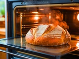 Comment un simple bol d’eau chaude placé dans le four change totalement la cuisson de vos pains maison