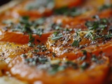 Dites adieu aux tartes à la tomate détrempées grâce à cette astuce ingénieuse, sans précuisson