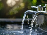 Faire chauffer l’eau du robinet : est-il risqué d’utiliser l’eau chaude pour gagner du temps