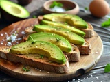 L’astuce imparable pour retirer un noyau d’avocat en un éclair