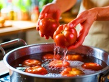 L’astuce qui permet d’éplucher les tomates sans effort en 10 secondes