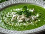 Rafraîchissez-vous en 10 minutes avec cette soupe froide concombre-feta simple et savoureuse