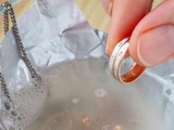 Sans brosse ni vinaigre : l’astuce pour nettoyer vos bijoux comme neufs en un instant, c’est miraculeux