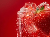 Voici comment préparer un soda pétillant maison à base de fraises et de sucre