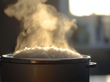 Voici pourquoi votre riz attache systématiquement dans le cuiseur électrique