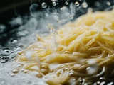 Vrai coupable derrière les pâtes qui collent : ce n’est pas simplement l’eau
