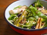 Salade de mâche au chèvre demi-sec, poireaux grillés, raisins et noisettes