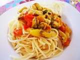 Spaghettis à la pâte d'ail, moules et tomates