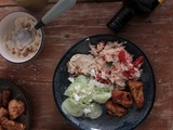 Assiette d’inspiration persienne : salade de riz, houmous, poulet au zaatar, salade de concombre