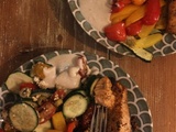 Assiettes d’inspiration grecque avec saumon, légumes grillés et tzatziki