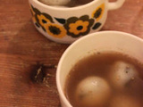 Tang yuan au sésame noir (petites boules de riz gluant fourées dans un sirop de gingembre)