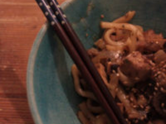 Recette de nouilles udon sautées, shiikatés et porc grillé au sésame bio -  Jardin BiO étic