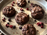 Biscuits chocolat et griottes séchées