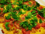Pizza tomates cerises, mozza, prosciutto et roquette