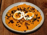 Purée butternut-carottes, noisettes caramélisées, oeuf mollet et bacon