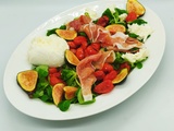 Salade figues, mozza, prosciutto et tomates cerises