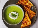 Soupe de petits pois et gaufres au cheddar