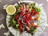 Dernière salade d'été en automne : tomates, oignons rouges, salade verte, citron... : un plaisir pour les yeux et le palais