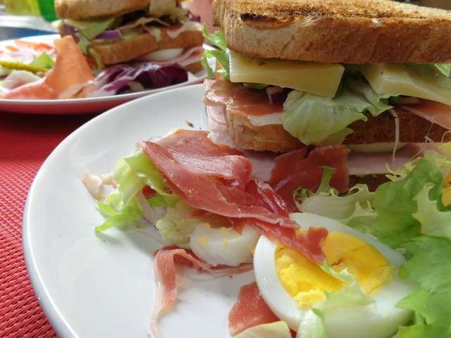Boîte à lunch avec sandwich au jambon et fromage de chèvre Tout