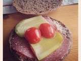 Sandwich du jour : pain finlandais, beurre, salami, tomates, cornichons #lunch #finland