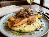 Pavé de saumon aux échalotes confites sur lit de purée