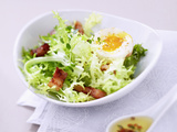 Salade d’œufs pochée aux lardons