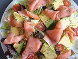 Salade Fraîcheur au Saumon Fumé, Avocat et Graines de Courges