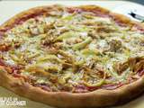 Pizza au thon, oignon et mozzarella