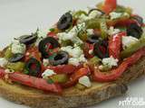 Tartines aux poivrons, olives et feta