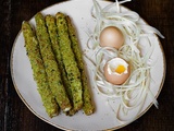Asperges panées pistache-parmesan et œuf à la coque, la recette originale