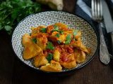 Curry de poulet à la tomate et knepfle de patate douce