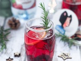 Mocktail de Noël jus de cranberry et Carola pétillante aromatisée à la cerise