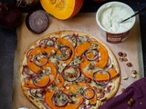 Tarte flambée au potimarron, bleu et noisettes : recette d’automne