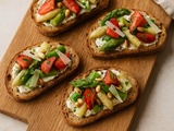 Toasts asperges, fraises, olives noires et burrata