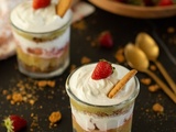 Verrine rhubarbe, fraises, bibeleskaes et spéculoos