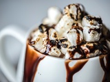 Chocolat chaud aux noisettes et guimauves grillées