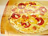 Pizza fine – Pizza blanche au poulet tomate chorizo et poivron