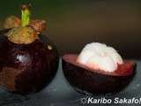 Baby cheesecake au mangoustan et coulis de fruits rouges