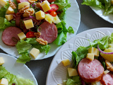 Salade comtoise à la saucisse de Morteau, noix et comté