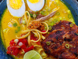 Soto ayam medan: soupe indonésienne au lait de coco, nouilles et poulet