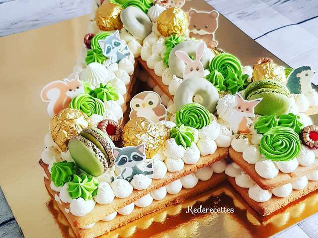 Gâteau D'anniversaire De 4 Ans Sur Fond Pastel Coloré Isolé
