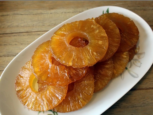 Découpe originale d'ananas pour plateau festif de fruits - toc