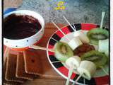 Dessert de saison pour faire manger des fruits aux enfants : fondue express chocolat noir amandes kiwi et bananes