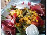 Haricots verts en salade avec jambon cru , maïs, tomates cerise , olives noires et buche de chèvre