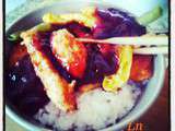 Katsudon (plat japonais , porc pané riz à sushi bouillon sauce soja et oignons , légumes verts )