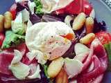 Salade au jambon cru et à l'oeuf poché