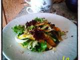 Salade mesclun aux courgettes jaunes et vertes, noisettes concassées grillées