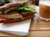 Sandwich végétalien au babaganoush et tofu fumé (et jus de pomme à l'extracteur )